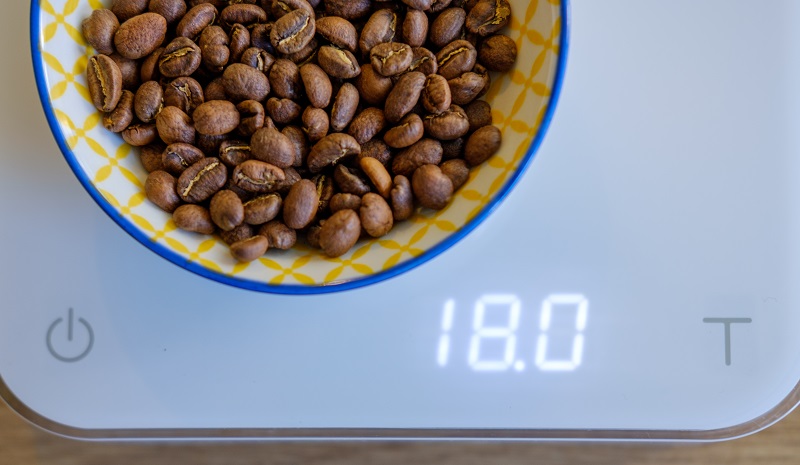 best-coffee-at-home-weighing-beans